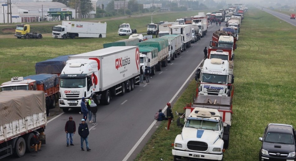 Fleteros: corte del tránsito en la autopista Rosario-Buenos Aires