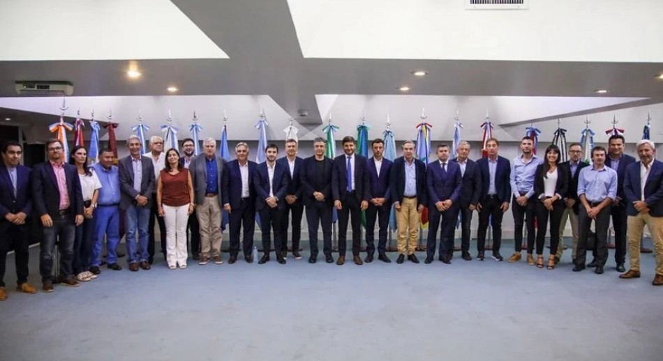 Gobernadores aliados pidieron al Gobierno coparticipar el impuesto País