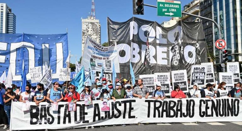 Movimientos sociales y piqueteros marcharon por la asistencia de los comedores