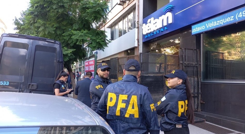 Télam amaneció vallada, deshabilitaron la web y sus trabajadores fueron suspendidos