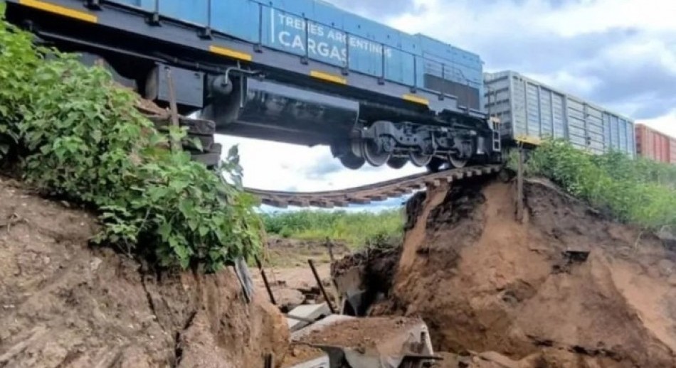 Salta: se rompió un puente y un tren quedó colgado en un precipicio