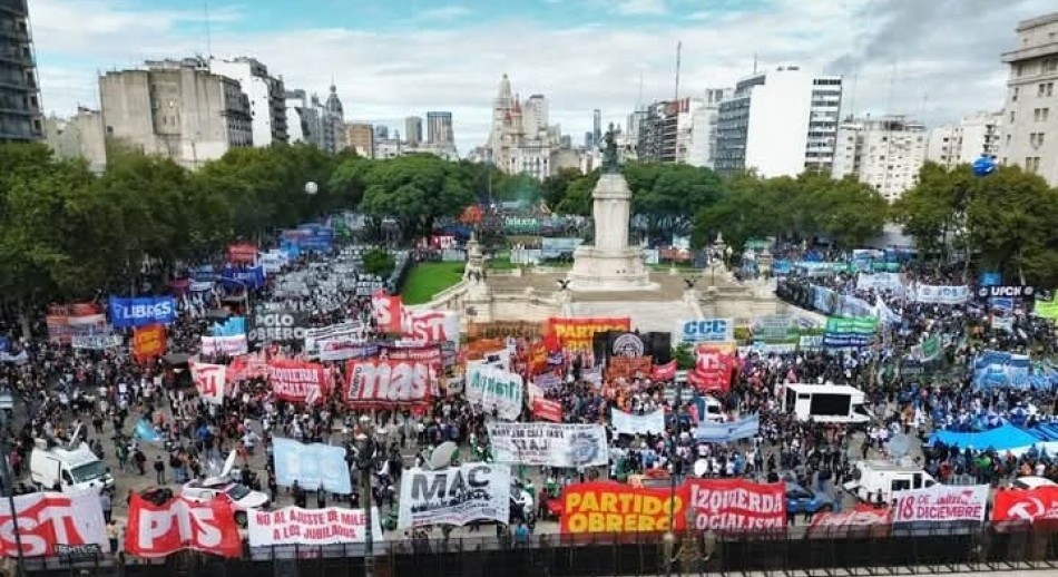 Jubilados y gremios marcharon al Congreso, en la previa del paro general de la CGT