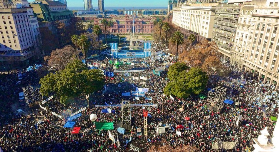 CFK desafió a la Justicia y buscó centralidad en la marcha a Plaza de Mayo