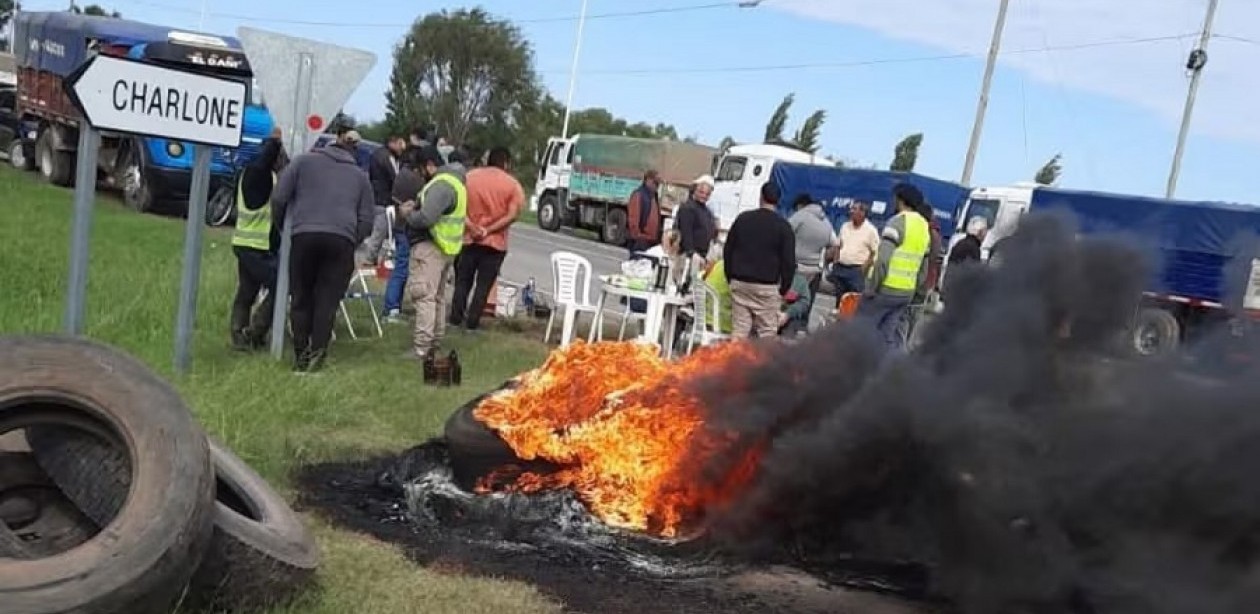 Transportistas de granos protestan a la vera de las rutas en reclamo de una suba de tarifas