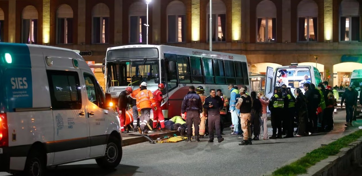 Un colectivo perdió el control frente a la rambla de Mar del Plata: Un muerto